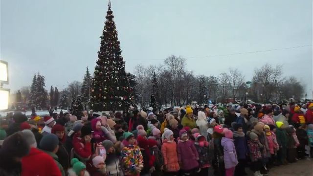 Новогодняя Ёлка к Новому Году в Валуйках готова!#новыйгод #новогодниемероприятия смотреть онлайн
