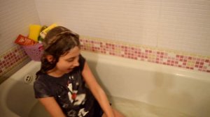 Помойся в одежде челендж || Take a bath with clothes challenge