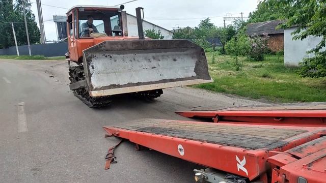 после шикарного переезда ДТ 75 не захотел работать, упал на колени. смотреть онлайн