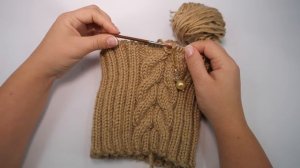 Шапка с косой и высокой макушкой спицами ?