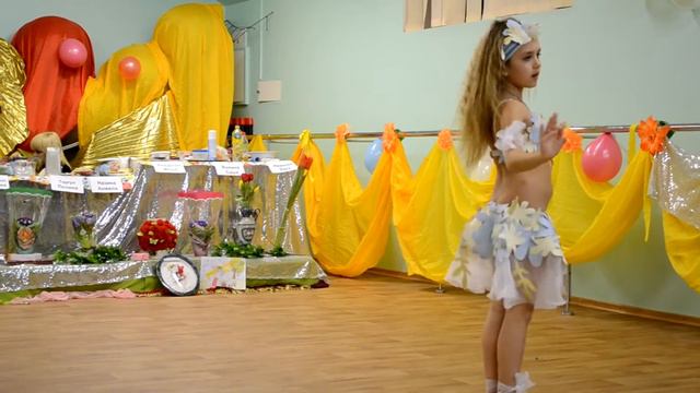 Восточный танец в костюме из обоев