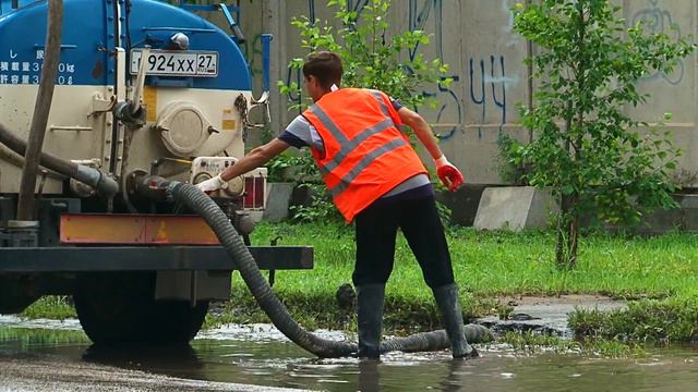 В Благовещенске на борьбу с последствиями ливня вышли машины ГСТК смотреть онлайн