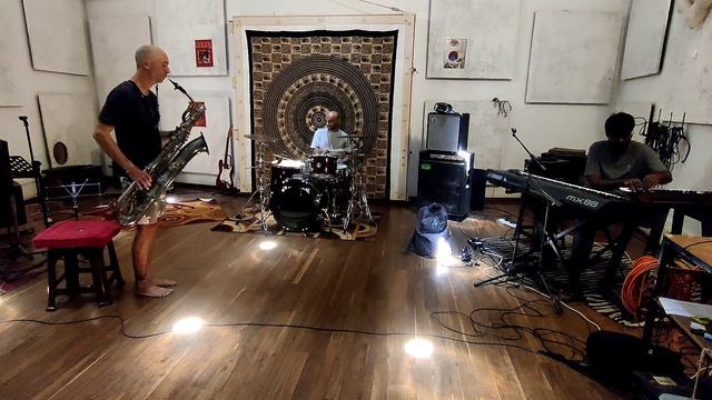 Alfa Trio - Baritone Jam Ft. Johnny Raj & Mathieu Quet | Kalabhumi Music Studio | Auroville смотреть онлайн