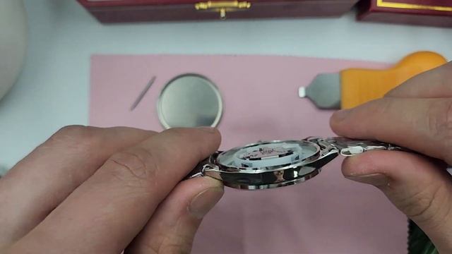 Замена батарейки в наручных часах | Краткая инструкция смотреть онлайн