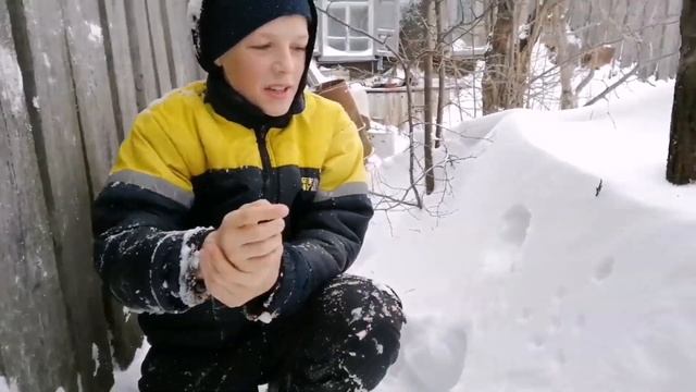 Строим домик на двоих в сугробе из снега смотреть онлайн
