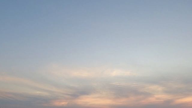 Футаж ~ Нежные облака плывут смотреть онлайн
