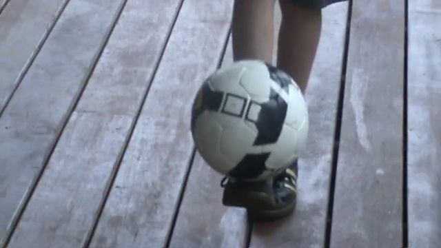 Crazy Soccer Kid- 300 juggles in 1 minute!!! смотреть онлайн