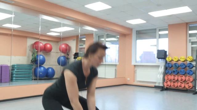 Функциональный присед с забрасыванием гантелей на плечи смотреть онлайн