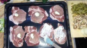 Свиная отбивная с соленым огурчиком и грибами под сырной шубкой.