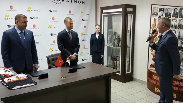 Вручение президенту Марафон Групп" Александру Винокурову фирменной футболки "MARAFON TULA" смотреть онлайн
