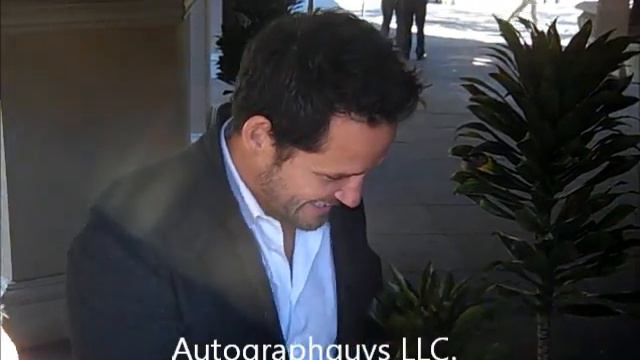 JOSH HOPKINS COUGAR TOWN SIGNING AUTOGRAPHS AT A RECENT EVENT IN LOS ANGELES, CA смотреть онлайн