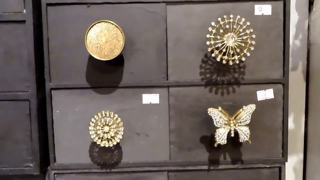 Финляндия, Старые канюшни в Тампере теперь шопинг Tallipiha, Скандинавский стиль, Suklaapuoti смотреть онлайн