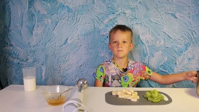 КАК ПРИГОТОВИТЬ СМУЗИ БАНАН - КИВИ смотреть онлайн