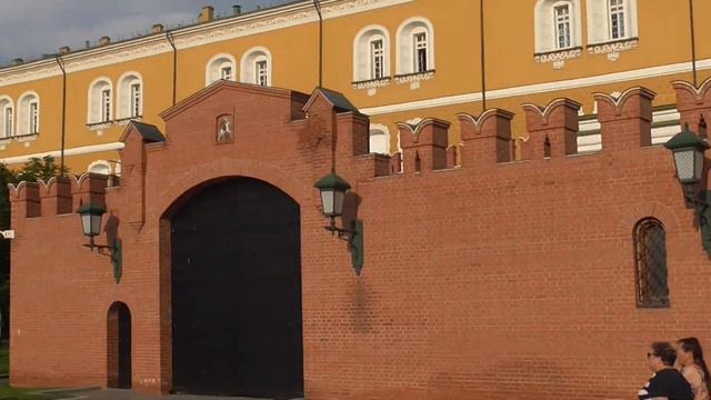 начало прогулки по александровскому саду в москве александровский сад, стены кремля летом днём смотреть онлайн