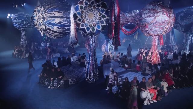 Dior мода в Париже Осень Зима 2023/2024 | Одежда и аксессуары смотреть онлайн