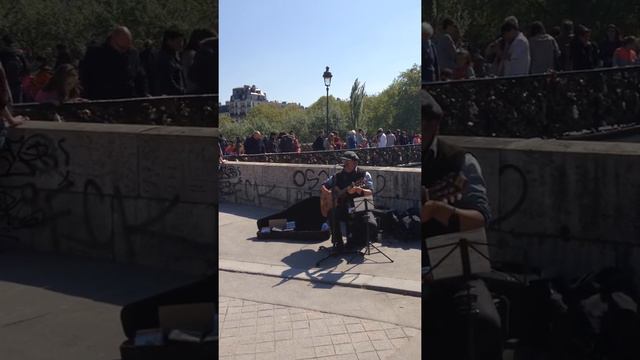 Уличный музыкант в Париже смотреть онлайн