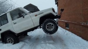 Переносная лебёдка RUNVA поднимает автомобиль. Испытания.