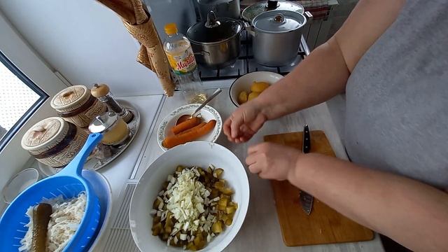 31 марта 2022 г. Жарю картошечку, режу овощи на винегрет.