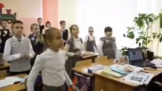 Серые мышки во главе с предводительницей. Песня отрядная, самое главное задать тон. смотреть онлайн