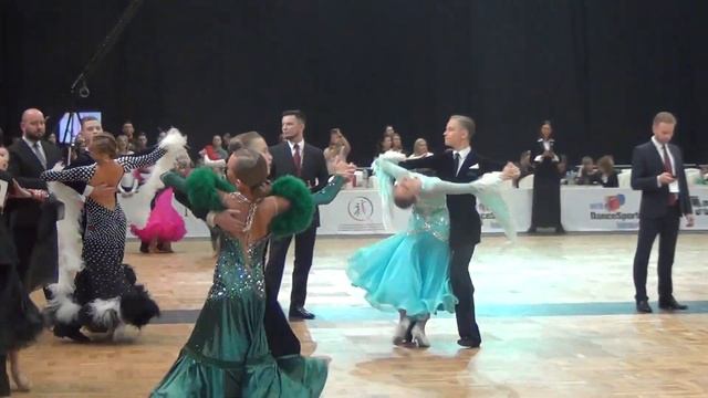 Танцы № 11. Вальс юниоров у Веры, которая формейшин смотреть онлайн