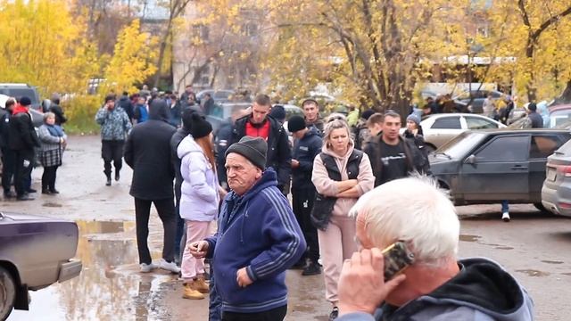 День у военкомата в Тайшете за шесть минут смотреть онлайн