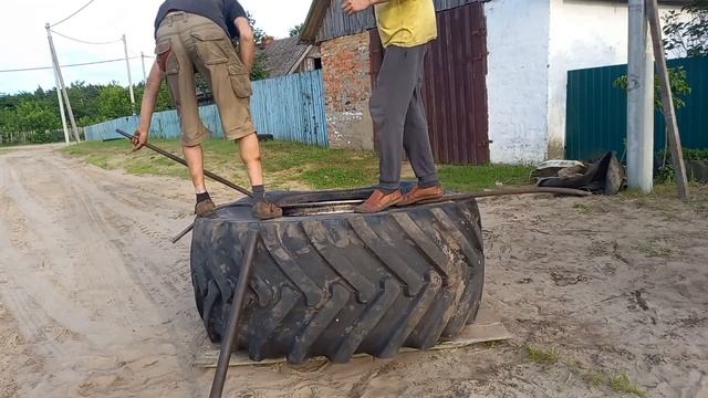 Бортировка колеса комбайна - Ремонт Кпп Мтз 80 . простой день фермера влог #4 смотреть онлайн