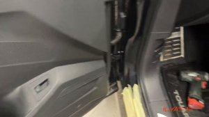 Volkswagen Touareg 2021 2022, как разобрать дверь, как разобрать дверную карту, обшивку на Туареге