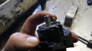 Митсубиси каризма. Ремонт замка багажника)