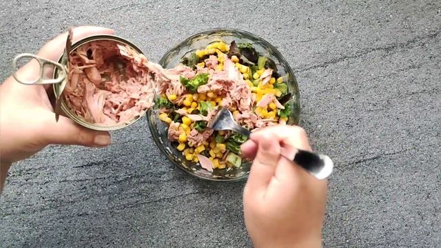 Салат " ПЯТИМИНУТКА" без майонеза можно худеющим / ПП салат с тунцом и свежими огурцами, яйцом смотреть онлайн