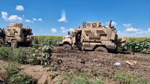 Американская бронемашина увязла на украинском поле смотреть онлайн