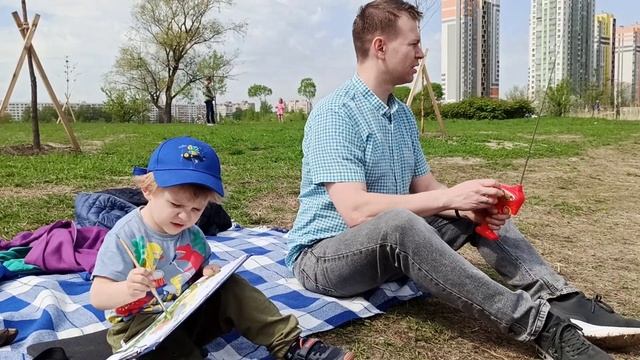 Ребёнок рисует. Коле 3 года и 5 месяцев. Ребенок рисует на улице. смотреть онлайн