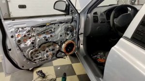 Замена штатных динамиков в Hyundai Accent  на DL Audio Gryphon Pro 165 NEO/   шумоизоляция  дверей