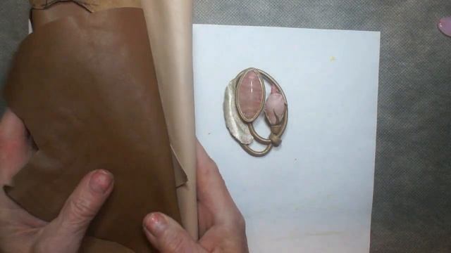 Маленькая брошь с розовым кварцем.Делаем вместе. Татьяна Ясенева. смотреть онлайн