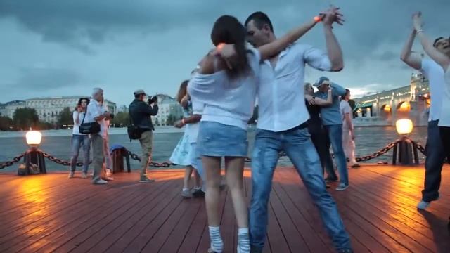 Танцы хастл. Марина и Владимир на набережной смотреть онлайн