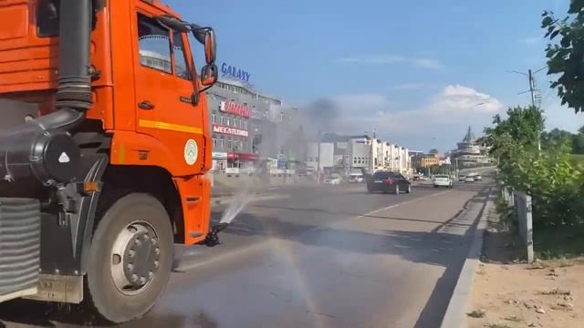 В Улан-Удэ из-за жары начали поливать проезжую часть смотреть онлайн