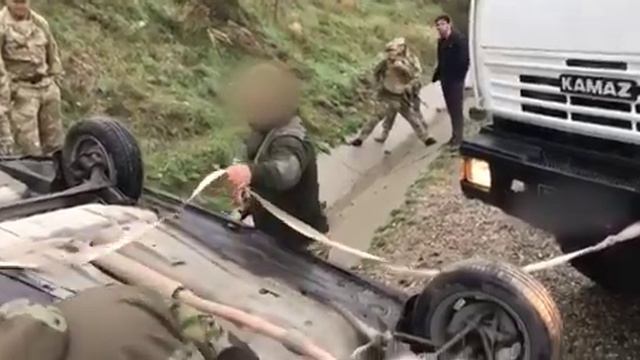 В Дагестане росгвардейцы помогли водителю перевернувшейся на горной дороге машины смотреть онлайн