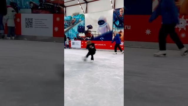 Эта малышка даст фору многим старшим #фигурноекатание #спорт #дети #тренировки #калининград #шортс смотреть онлайн