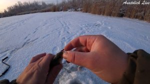 Зимняя рыбалка в Сибири. Ловим окуня на мормышку. Размер окуня спортивный! ))