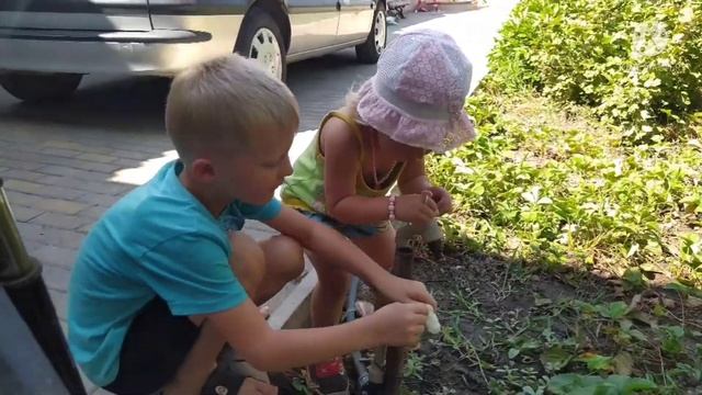 Детская игра родом из СССР. Развлекаем детей летом без планшета. Крутая игра за КОПЕЙКИ. смотреть онлайн