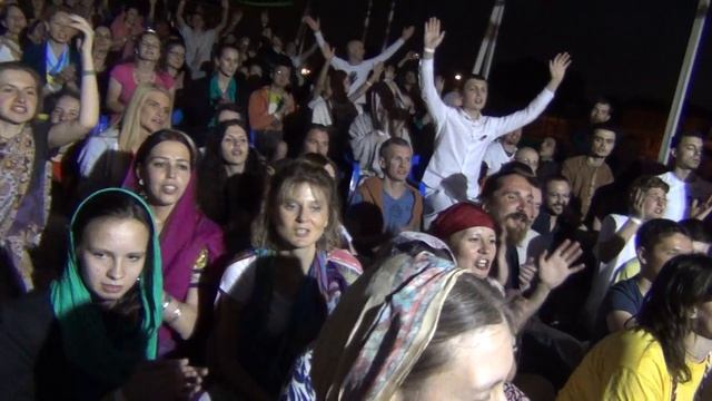 Экадаши 11-я ночь - Часть 4. Киртан у Кремля Адити Дукхаха Прабху (Москва, 04-05.06.2013) смотреть онлайн