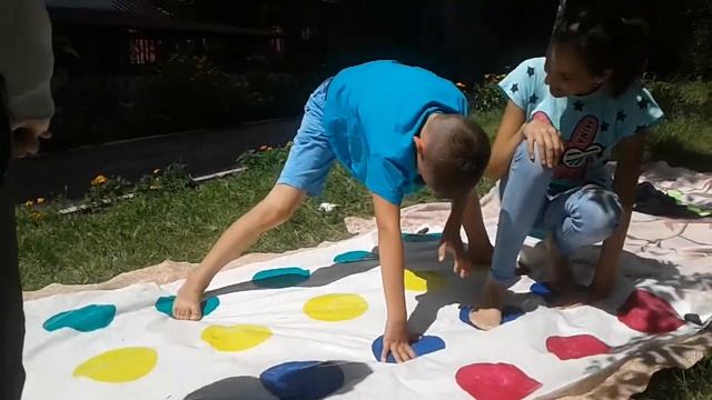 ИГРА В ТВИСТЕР С ДРУЗЬЯМИ)! смотреть онлайн