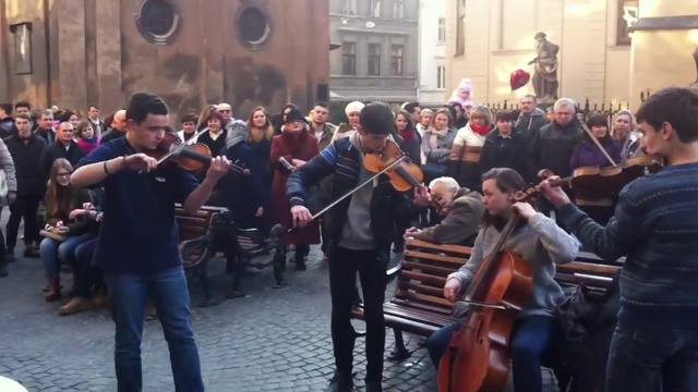 ЛЬВОВ УЛИЧНЫЕ МУЗЫКАНТЫ ► Фантастический Инструментал На Скрипках И Виолончели смотреть онлайн
