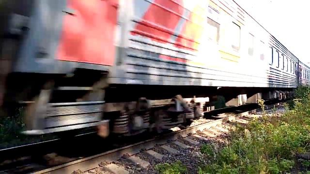 Электровоз ЭП1 - 186 с пассажирским поездом прибывает на ст. Надвоицы смотреть онлайн