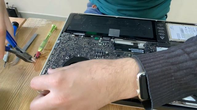 Ремонт фиксатора оперативной памяти MacBook Pro 15 A1286 Mid 2012 смотреть онлайн