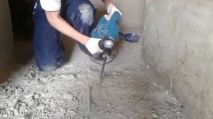 Видео: Долбление бетона перфоратором