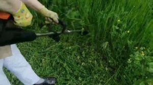 Если Женщина косит!! обзор Электрическая газонокосилка, Аккумуляторный триммер для травы.