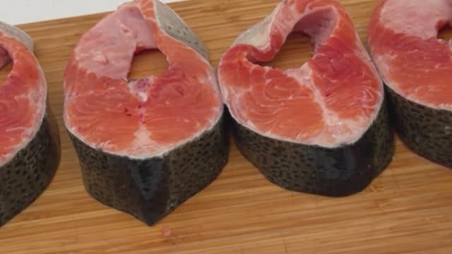 Рыба - ровные стейки. Как я разделываю крупную форель дома. смотреть онлайн