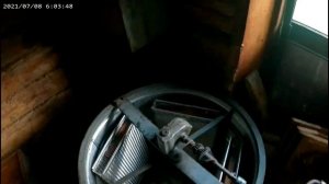 Качаем мёд медогонкой