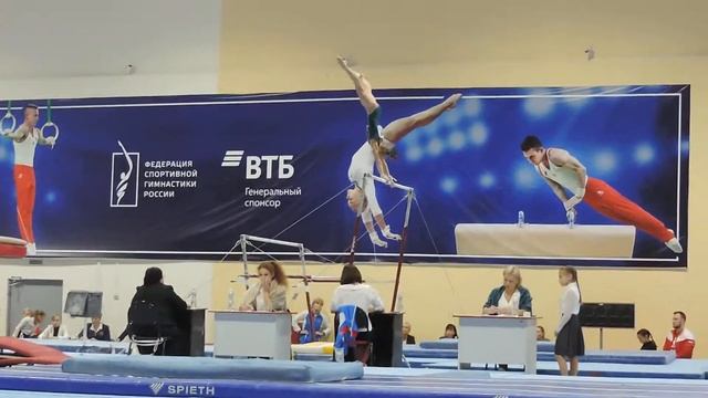 Карелова Лиза  1 разряд  брусья  11,500