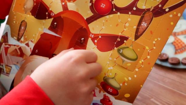 Матвей открывает Адвент календарь.Много конфет. смотреть онлайн